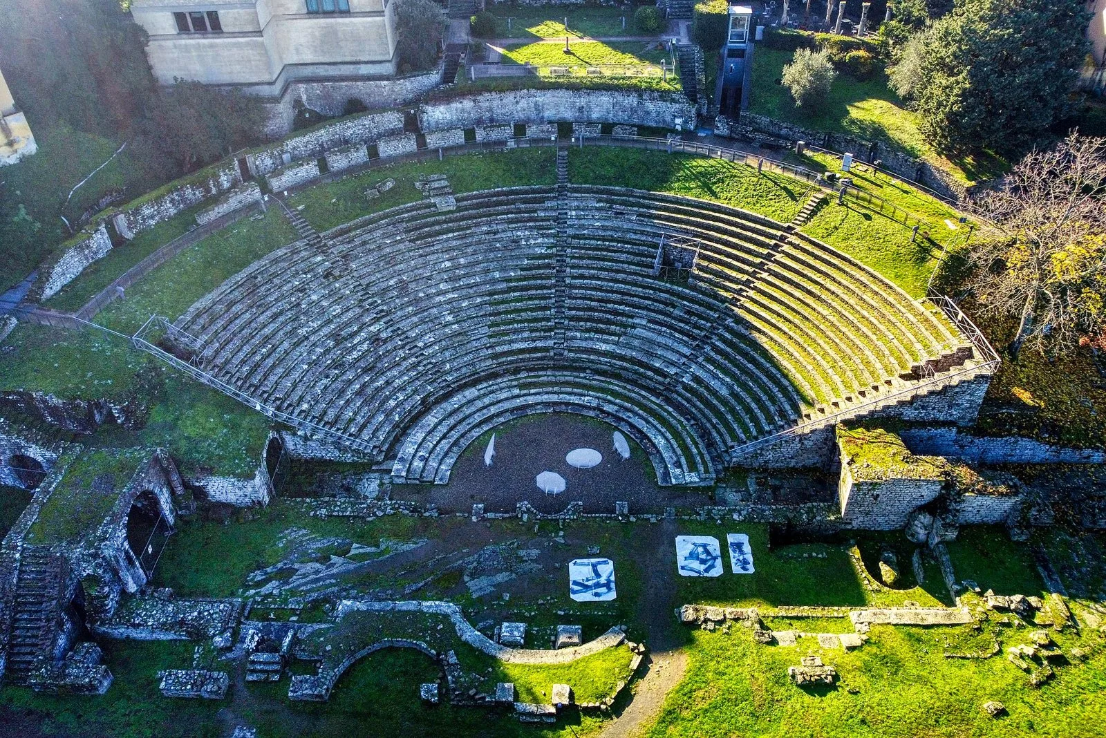 Il teatro romano di Fiesole visto dall'alto, con la cavea a semicerchio immersa nel verde dell'area archeologica