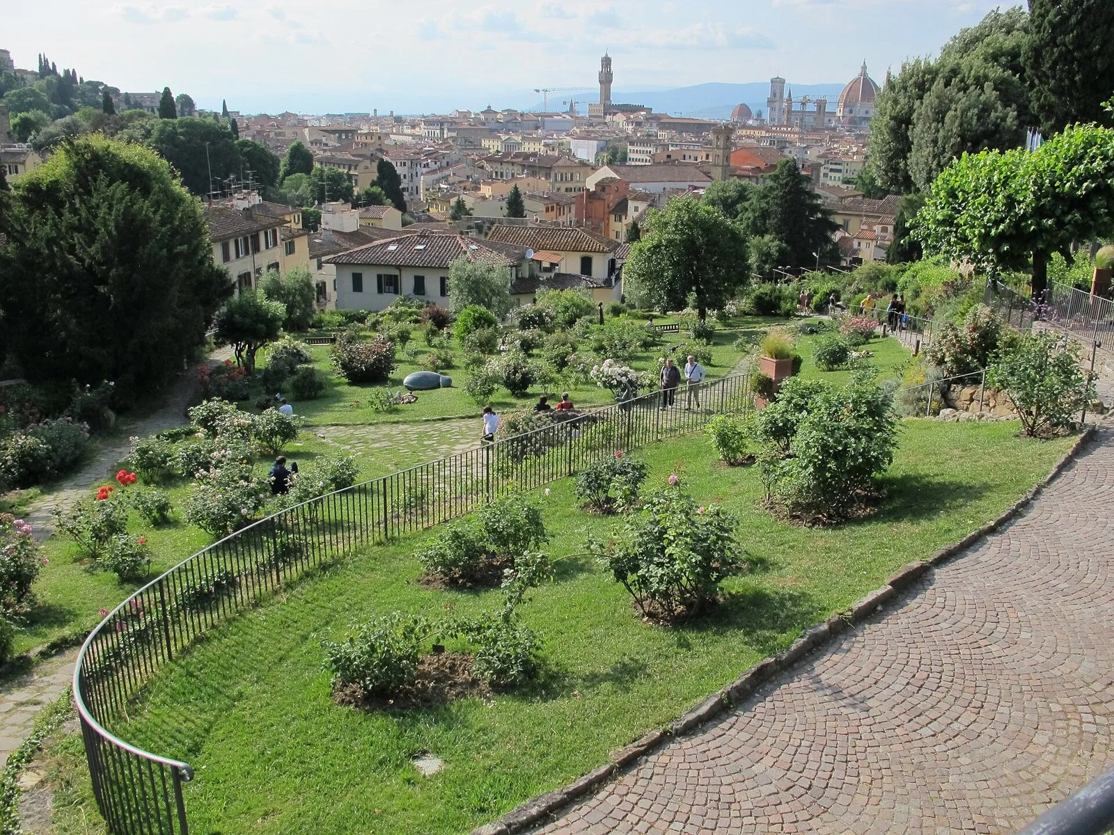 Aiuole e prati del Giardino delle Rose con vista sui tetti del centro di Firenze