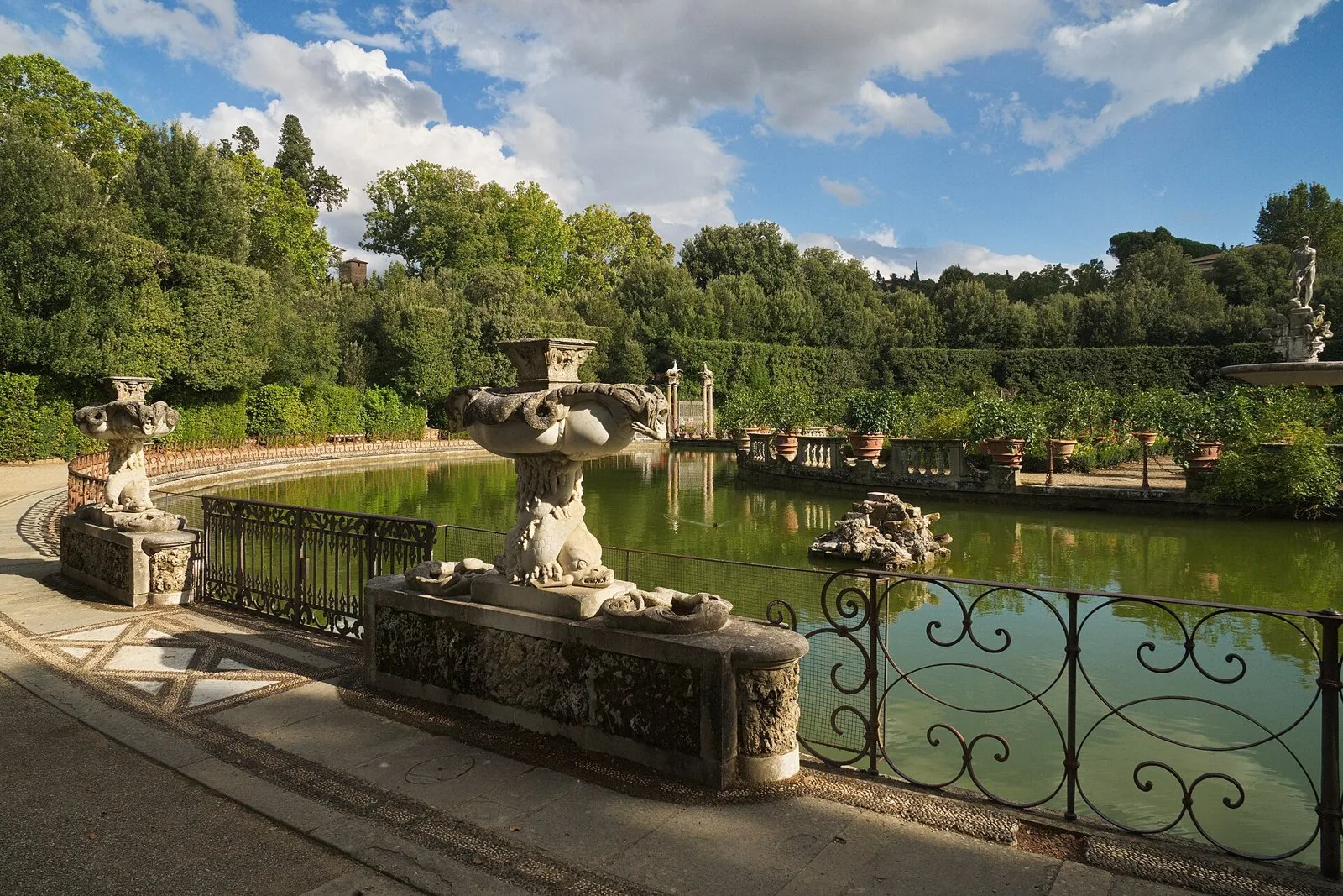 La vasca dell'Isolotto nel Giardino di Boboli, con le fontane in marmo, gli agrumi in vaso e le siepi