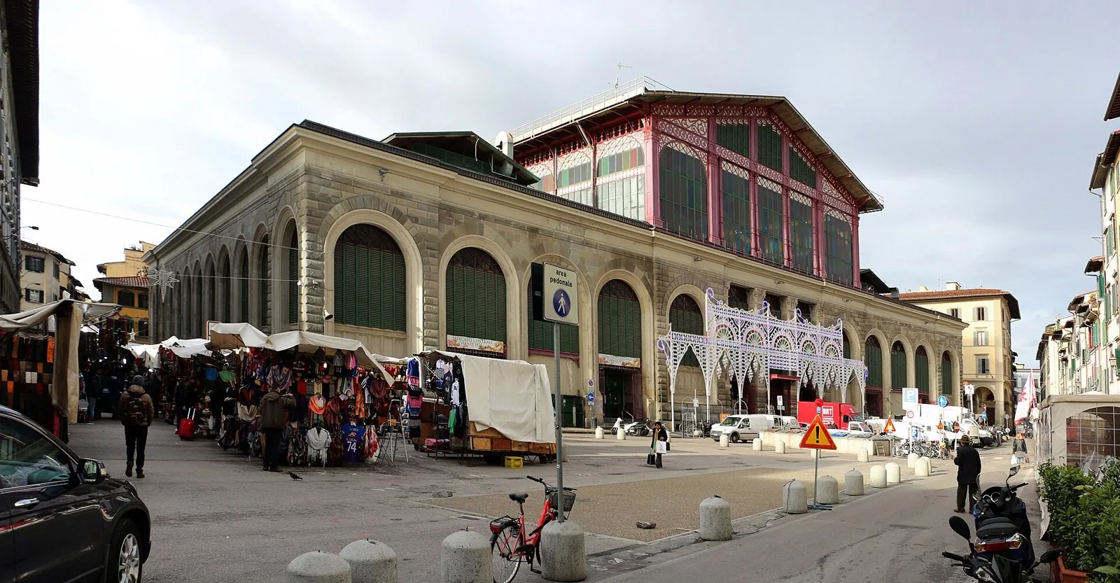 Edificio ottocentesco in pietra, ferro e vetro del Mercato Centrale di San Lorenzo a Firenze