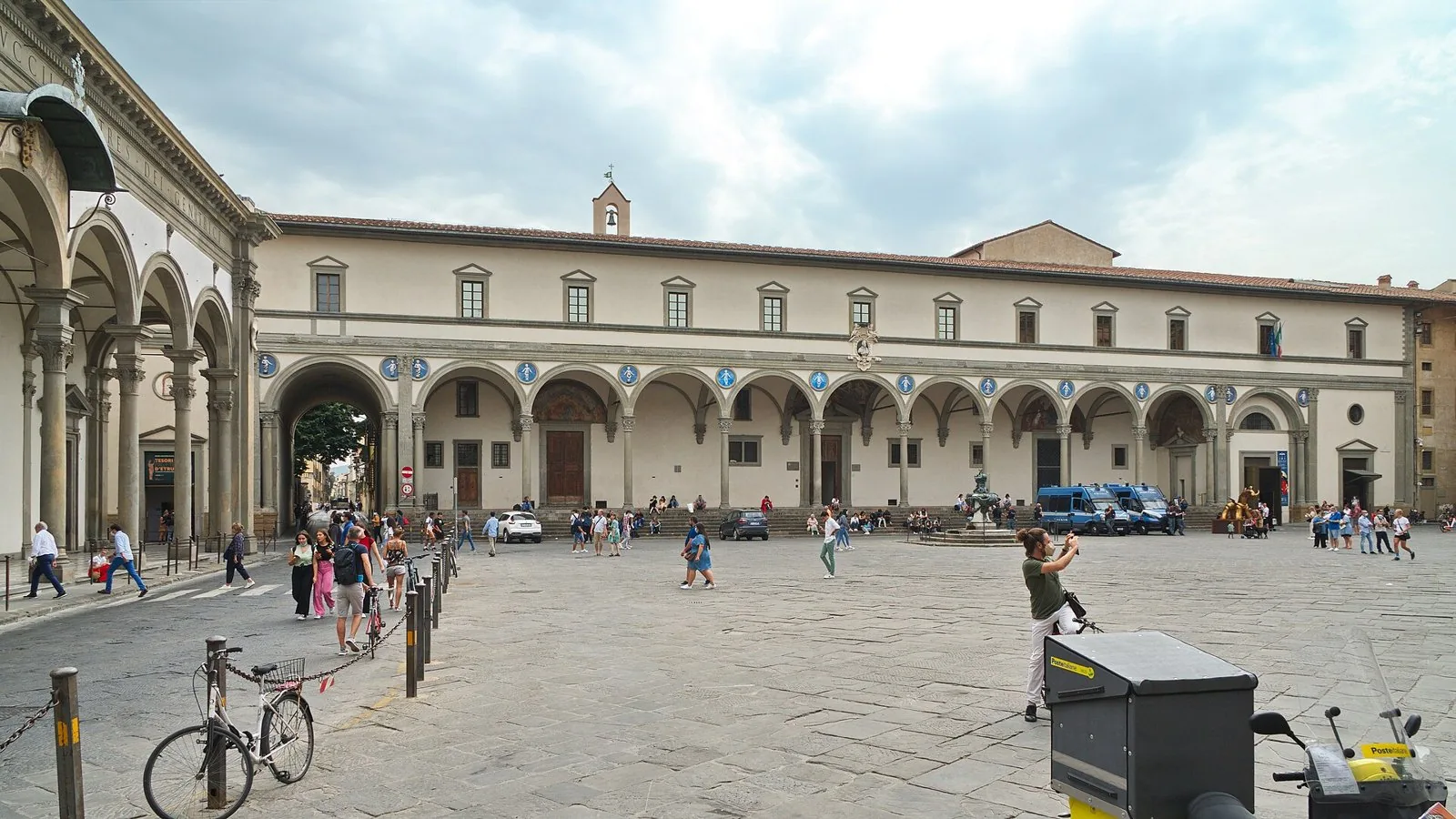 Piazza della Santissima Annunziata con il porticato dello Spedale degli Innocenti, cuore della Festa della Rificolona