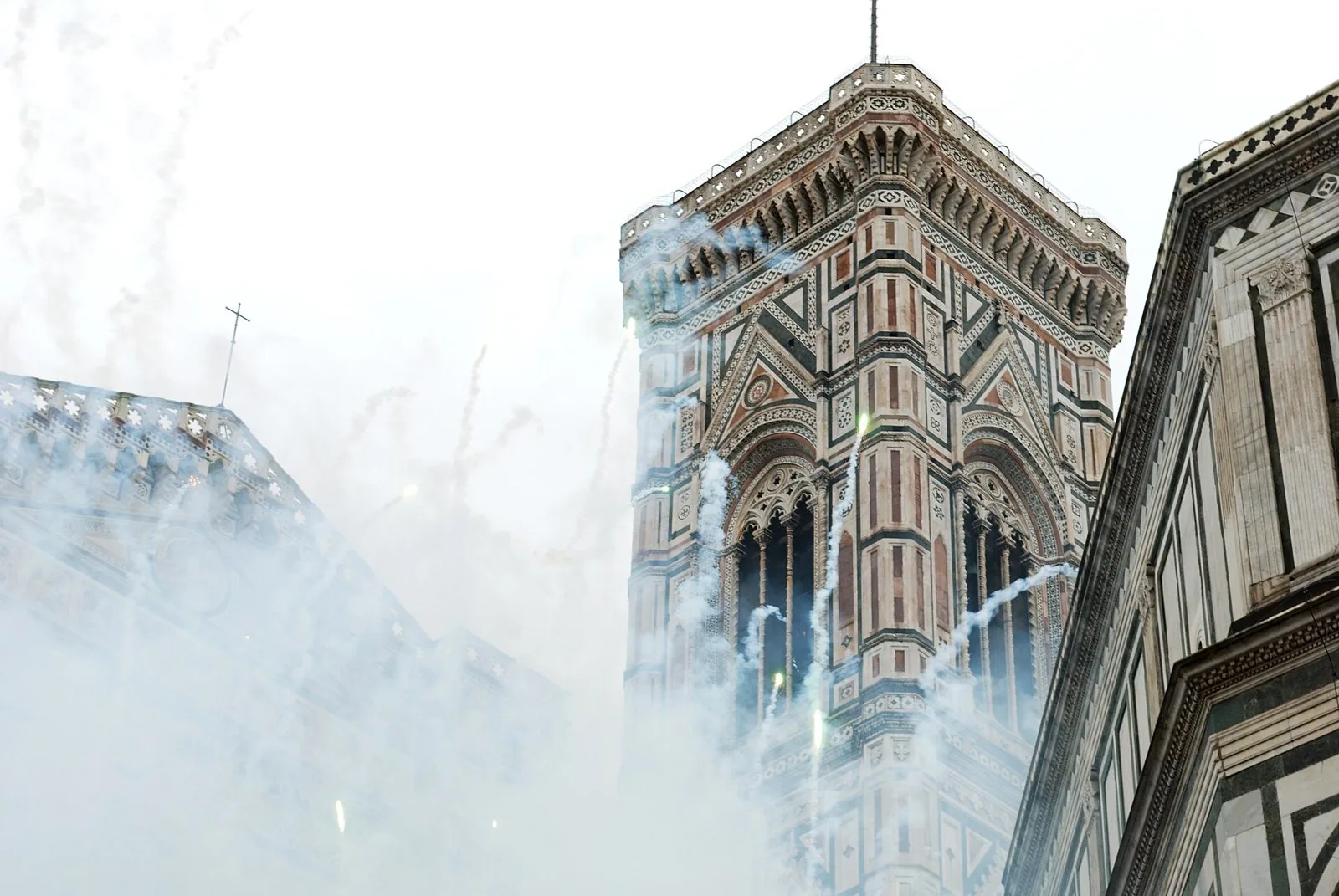 Il fumo dei fuochi dello Scoppio del Carro che avvolge il Campanile di Giotto e la facciata del Duomo la mattina di Pasqua